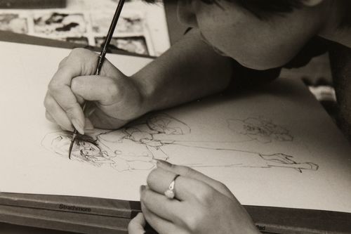 人物の顔はひとりで集中しないと描けないため、アシスタントにも部屋の外に出てもらう