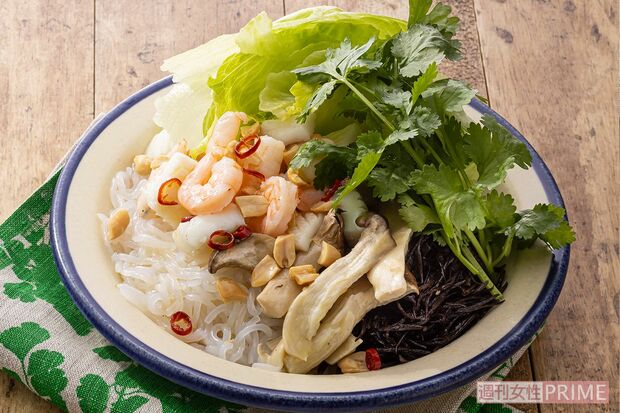 ヘルシー海鮮エスニックサラダ　エリンギ、ひじき、しらたきの食物繊維でお腹快調。（撮影／廣瀬靖士）