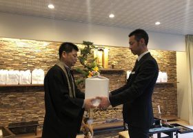 スタッフにより、引き取り手のない遺骨が「恩送り」に預けられる様子　写真提供／株式会社アイル