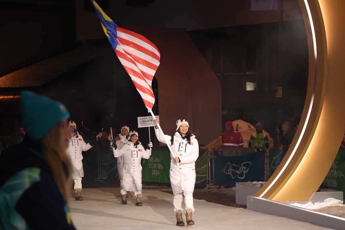 ミラノ・コルティナ五輪の開会式で行進するマレーシア代表選手団（代表撮影）