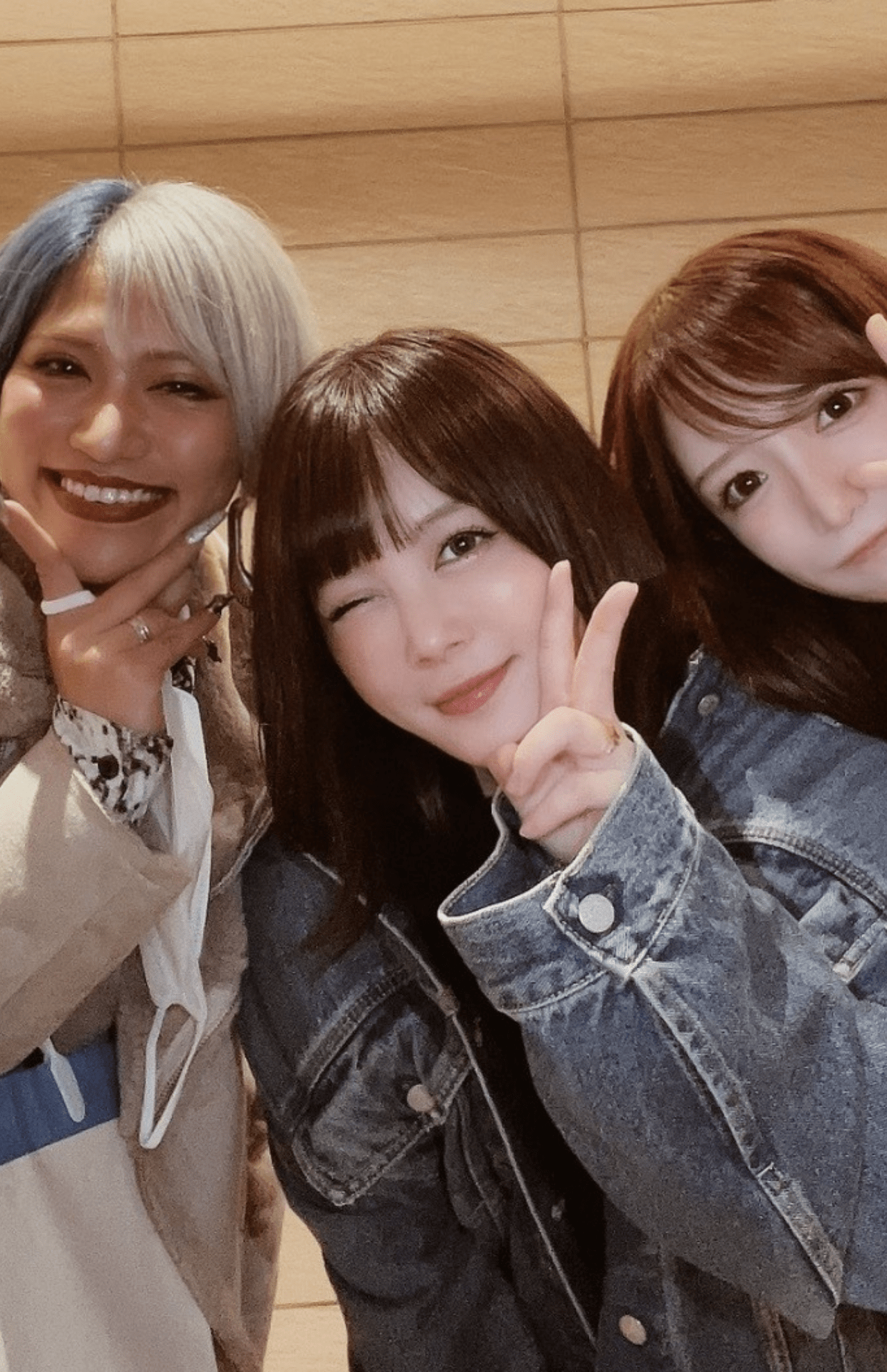 清水あいりが公開したぱーてぃーちゃん信子と北乃きいとの3ショット（公式Xより）	