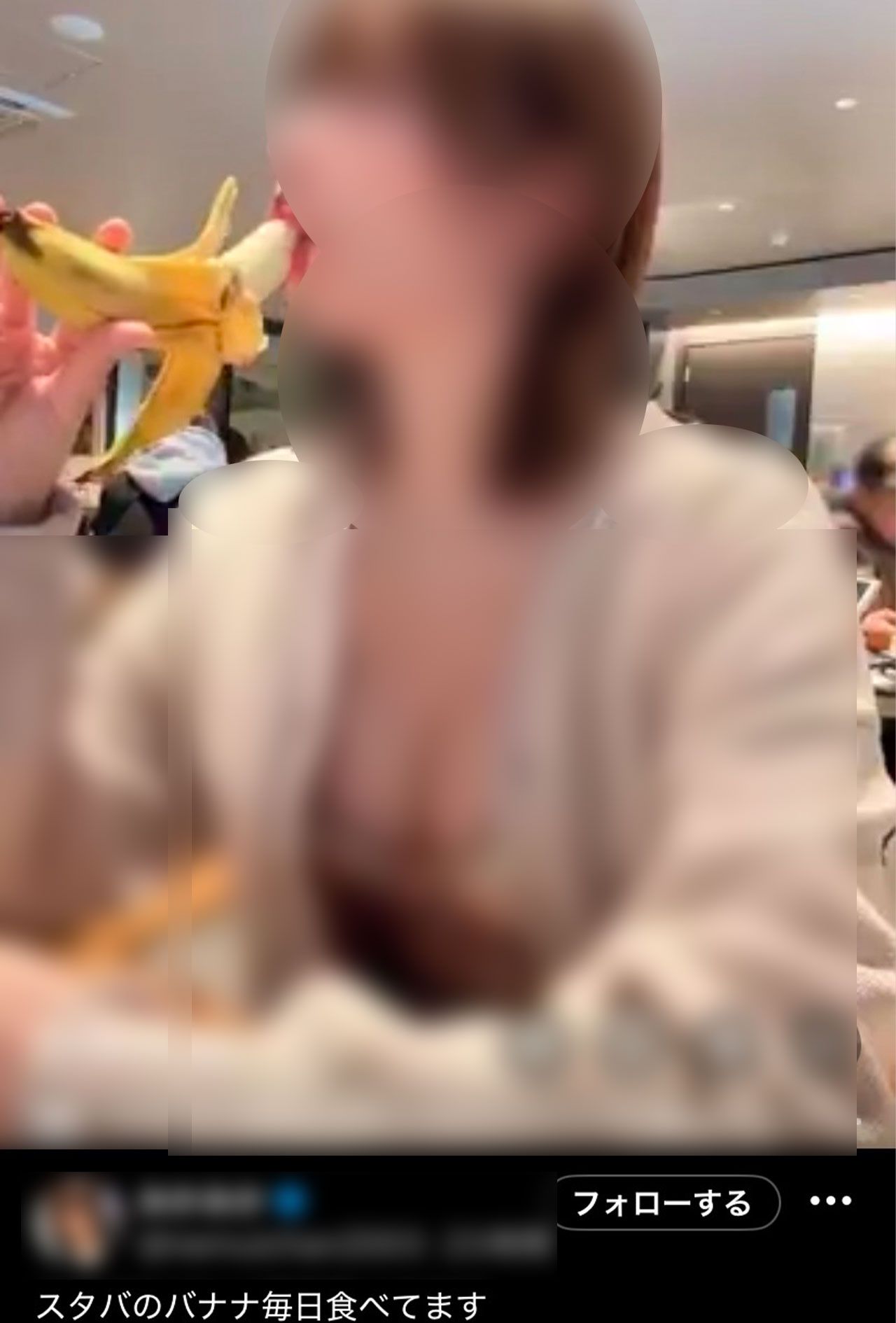 コーヒーショップと見られる店内で撮影されたショート動画