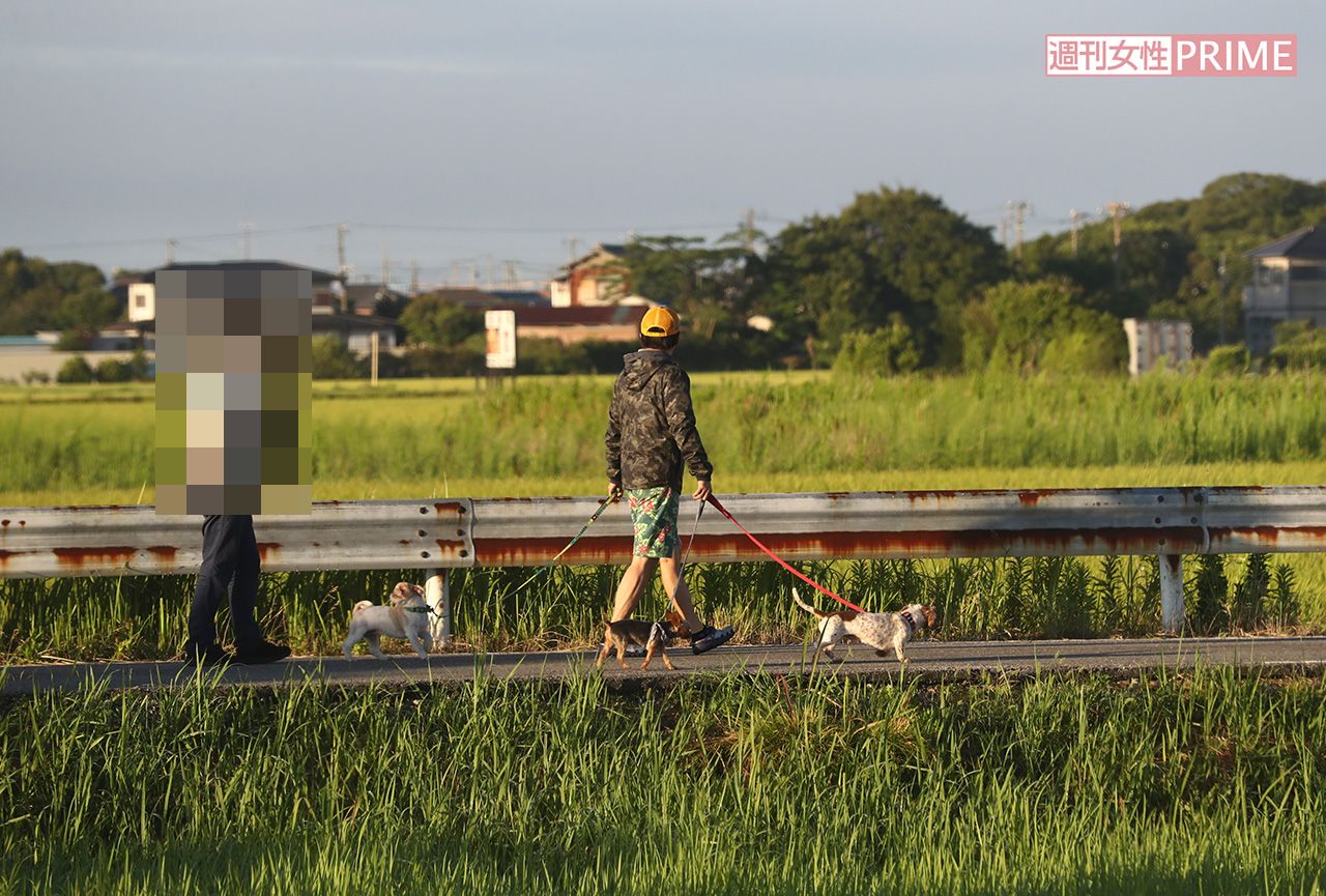 散歩中の坂上忍を後から追う記者