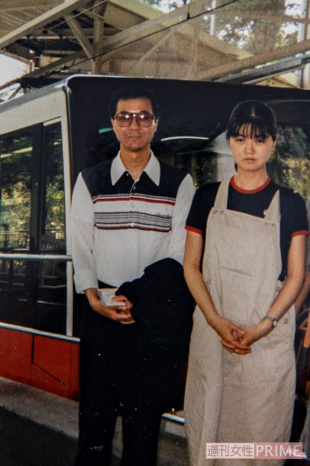 焼け跡から見つかった家族の思い出写真。中には一部焼けているものも