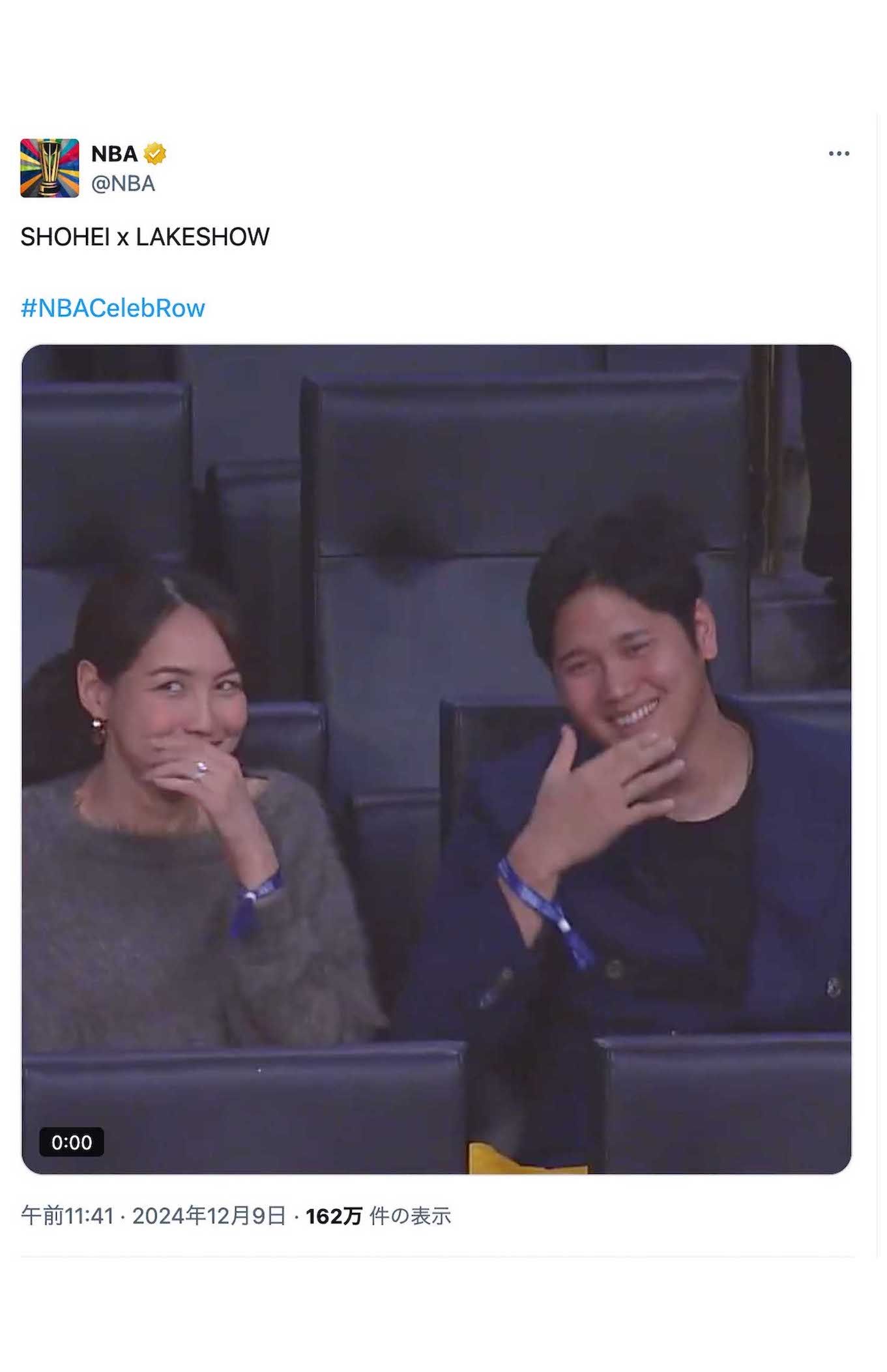 NBAの観戦中、スクリーンに映ったことに気づき照れ笑いする大谷夫妻（NBA公式Xより）