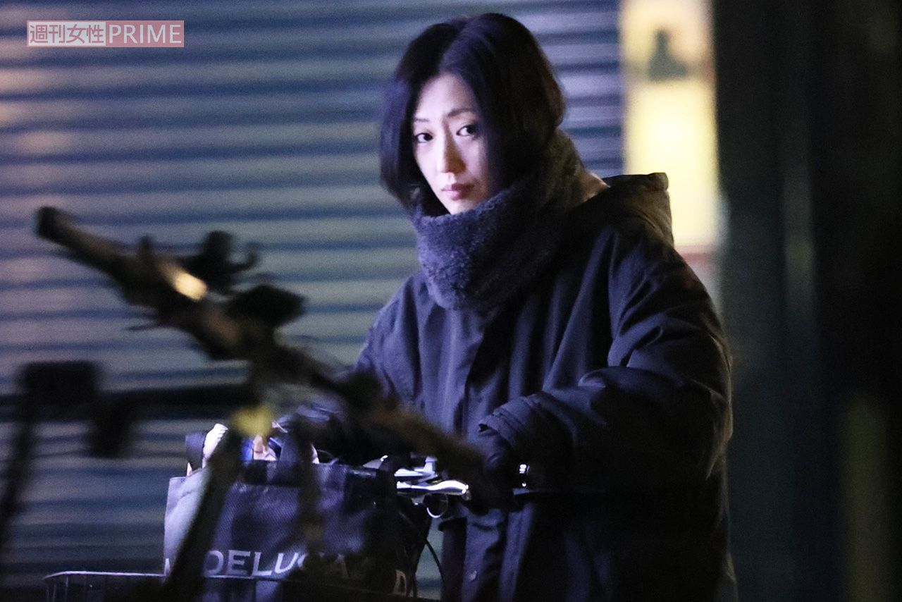 電動自転車に乗り、行きつけの銭湯を後にする壇蜜