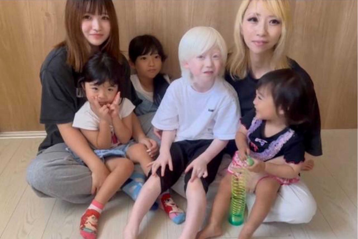 りっくんを中心に撮影した家族との写真。右上が母の憂さん