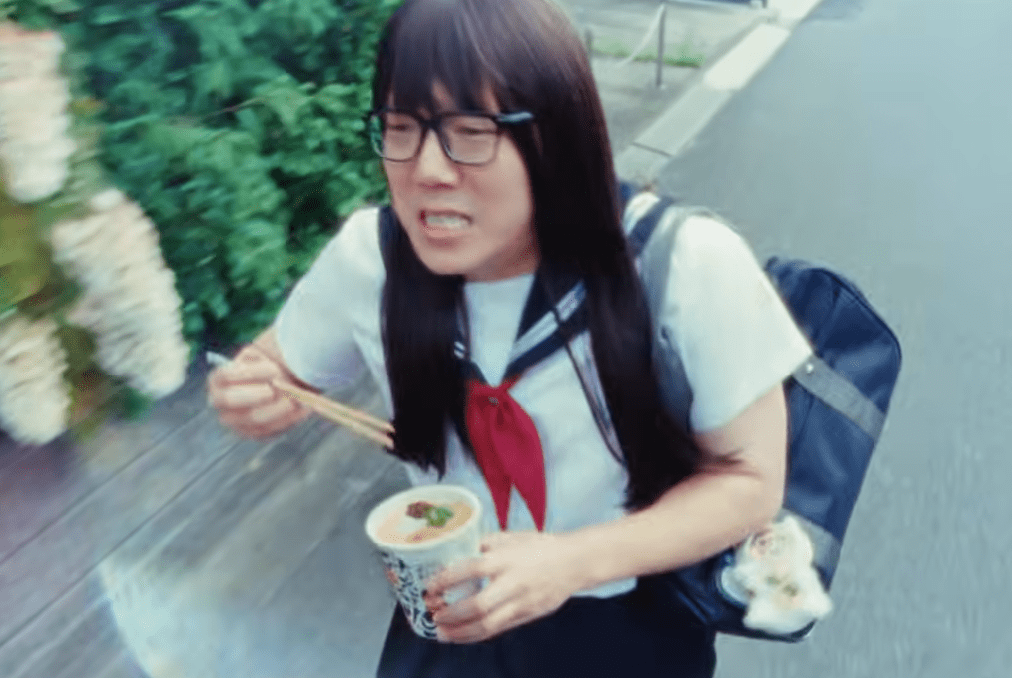 「セーラー服が似合う」YouTubeでセーラー服姿を披露したヒカキン（公式YouTubeより）