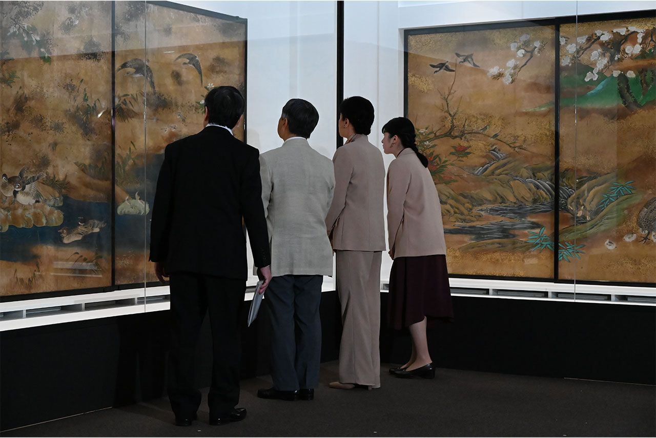 10月6日、東京都美術館で開催中の展覧会「大英博物館 日本美術コレクション」に訪れた天皇ご一家