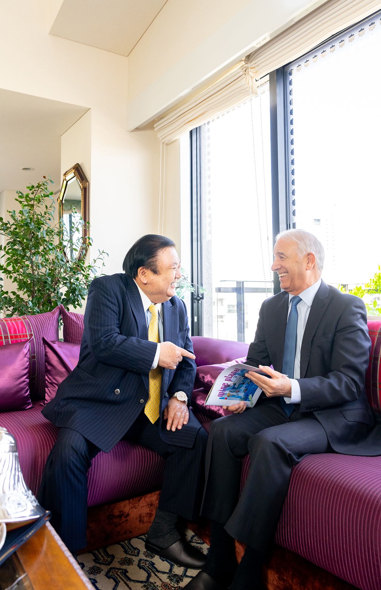 大使公邸の応接室。木村さんとラシャッド・ブフラル大使は気さくに会話