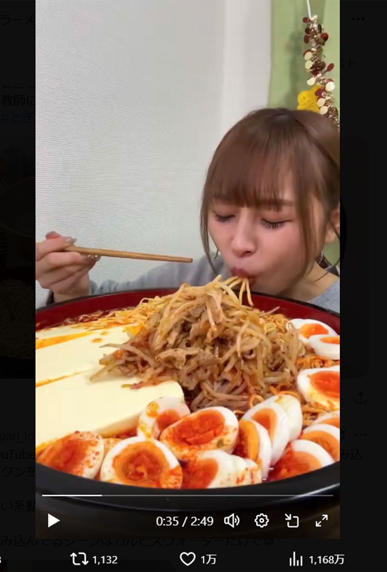 SNSで拡散されている、大食いYouTuber・食の変態の問題シーン。このあと咀嚼して飲み込むシーンは映っていない