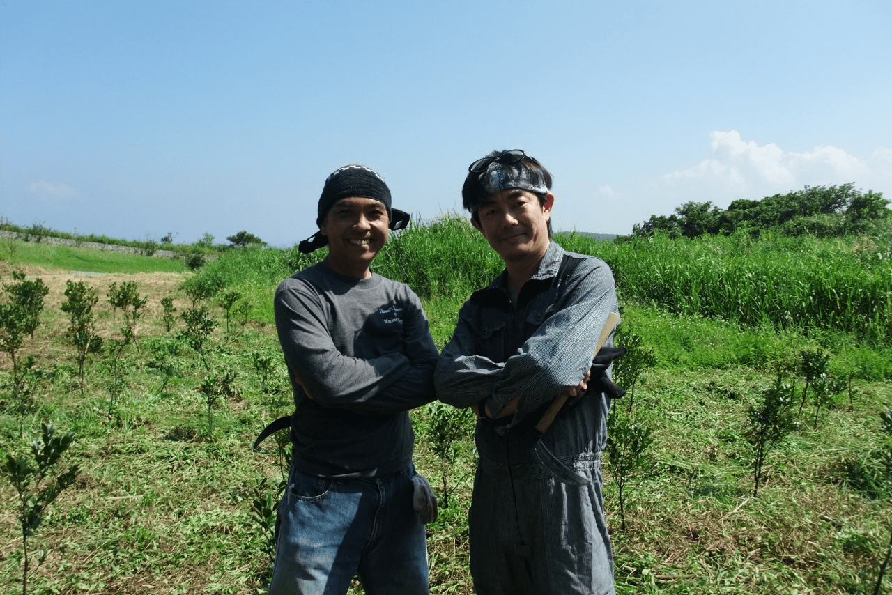 『くるちの杜』での宮沢と平田大一さん。2人で地元の小・中学、高校などを訪れ、活動を紹介する『おでかけくるちの杜講座』も行っている