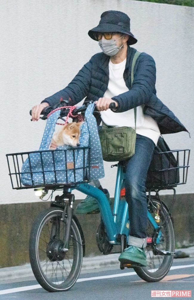 心中事件を起こした自宅から、子犬と一緒に出かける市川猿之助（2024年4月）