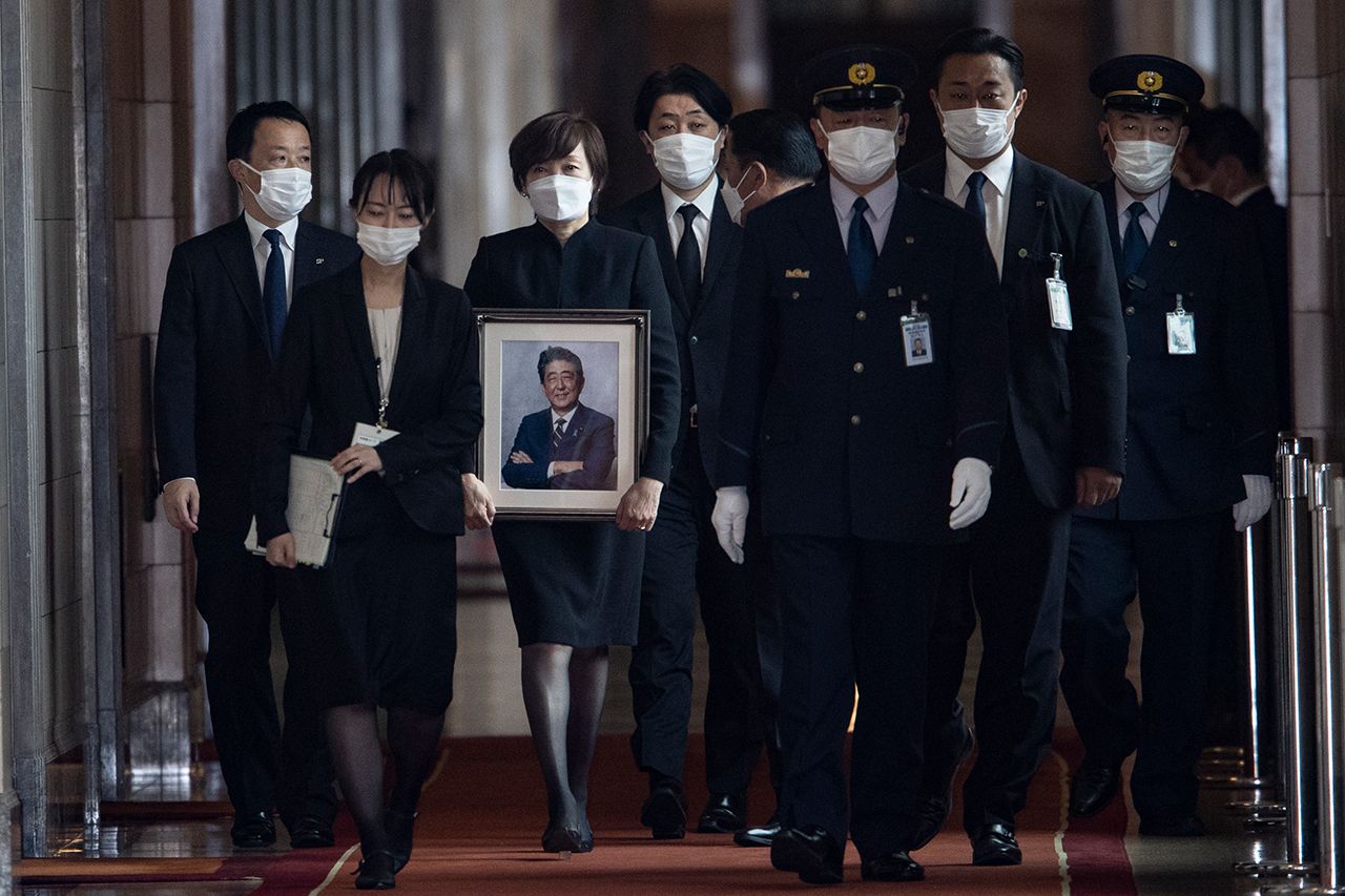 10月25日、野田佳彦元首相による安倍元首相への追悼演説を聞くために遺影を持って国会を訪れた昭恵さん