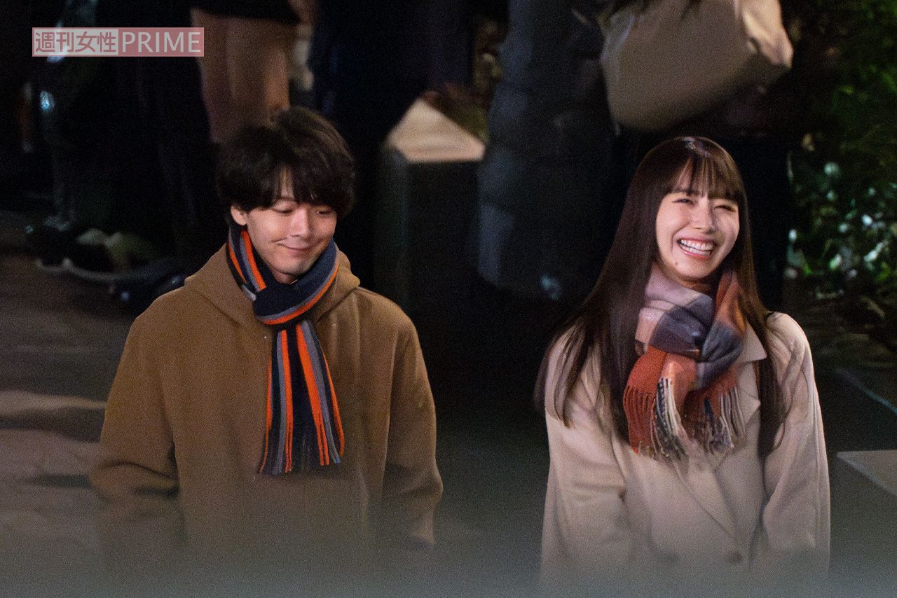 2024年4月上旬、NHKドラマ『Shrink』撮影で並んで歩いていた中村倫也と井桁弘恵。春の陽気の中、厚手のコート姿で撮影していた