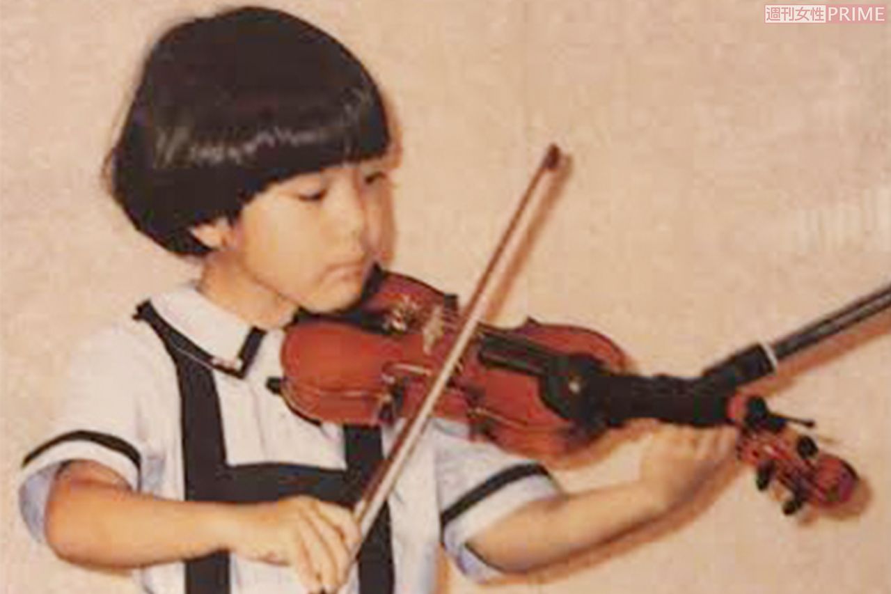 6歳くらいのころの小室さん。自宅から近いバイオリン教室に通い、父親が亡くなる小学5年まで続けた