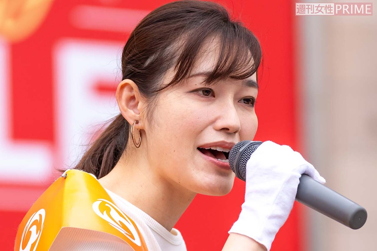 参政党初当選のさや氏の“ドレス”が話題に、キャスター時代に出演した経済動画での“胸元大胆さ”に注目集まる