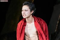 菅田将暉がバッキバキの腹筋で暴君を“狂演”、非情さには「共感する部分もある」