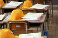 学校で進む「脱プリント」、コロナ禍で加速するペーパーレス化に先生たちのホンネは