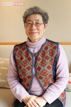 秋山正子さんは、家族の看取りをきっかけに、'90年代から訪問看護師として在宅ホスピスケアに取り組んできた。穏やかな話し方と温かなオーラで相談者を包み込む
