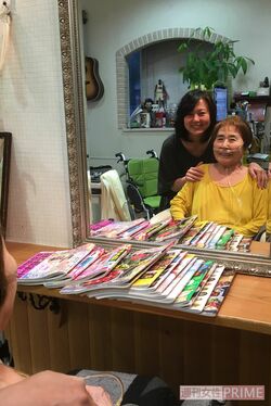 車椅子の母と近所の美容院へ行ったとき。介護していたころは母と妹との3人暮らしをしており、妹も介護を手伝っていた