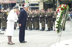 オランダでの戦没者記念碑への長い黙礼が世論を変えたという（'00年5月）