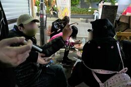 子どもの相談に乗る被害男性（緑のキャップが被害男性・知人提供）