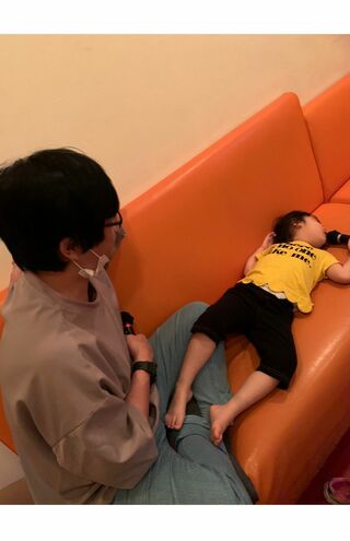 東京03・豊本明長の家族ショットを公開した、プロレスラー“ミス・モンゴル”こと上林愛貴（公式ブログより）