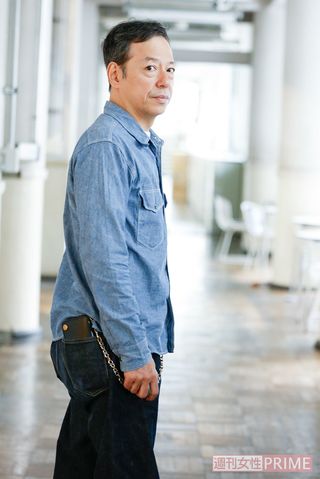 「僕のインタビューなんて、つまんないですよ。無趣味ですし、酒も飲まんし……。子どもと遊んでいるだけ」と言いつつ、最近は乗馬に少し興味があることも明かしてくれた。「非現実的で、生き物相手で一筋縄ではいかないのが大変ですけど、そこが楽しいです」　撮影／森田晃博