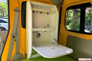 「アムズレンタカー」は料金が安いのがウリ!　軽自動車のキャンピングカーでも車内は広々とした印象（本人提供）