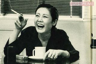 「離婚して8年、ひとり暮らしの気楽さが最高」と笑顔で。デビュー18年目の37歳。結婚について聞かれると、「男と女は恋愛状態のままいるのがベストね」（'80年）