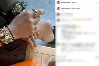 柴咲コウの手元にはシルバーアクセサリーがズラリ（本人のインスタグラムより）