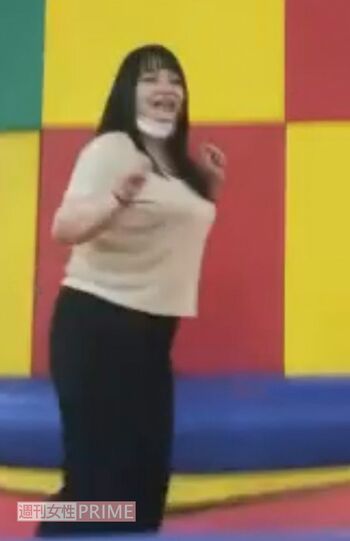 Aさんが撮影した浅沼かんな容疑者。ラウンドワンのトランポリンで跳ねる様子（Aさん提供）