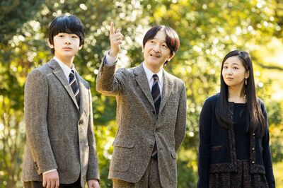 11月30日、秋篠宮さまが56歳のお誕生日をお迎えになった際に公表されたお写真。赤坂御用地内を佳子さまと悠仁さまと散策されて