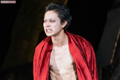 菅田将暉がバッキバキの腹筋で暴君を“狂演”、非情さには「共感する部分もある」