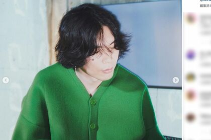 前髪をセンター分けにした米津玄師（公式インスタグラムより）