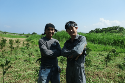 『くるちの杜』での宮沢と平田大一さん。2人で地元の小・中学、高校などを訪れ、活動を紹介する『おでかけくるちの杜講座』も行っている