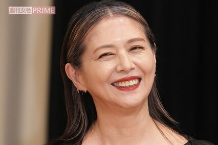 小泉今日子、武道館“還暦記念ライブで『憲法9条』朗読の演出＆戦争反対の銀テープ、賛否渦巻く政治思想の是非