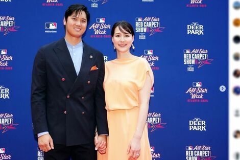 〈シリーズ第3戦〉ドジャース・大谷翔平「信じてくれる人のために…」不調の裏で、奥さま会集合写真に真美子さん登場