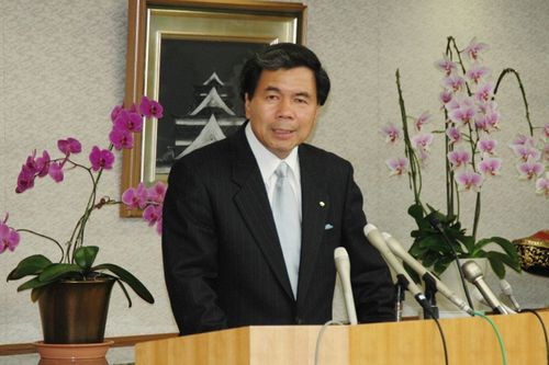 知事就任後の初記者会見で「熊本のためになるなら何でもする」と強い決意を語った