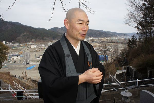 吉祥寺の高橋英悟住職は「いい場所にできた」。町の中心部を見下ろす