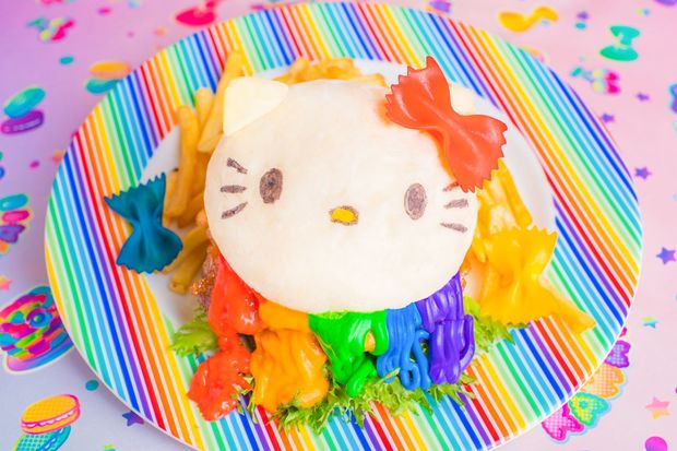 『KAWAIIMONSTERCAFEHARAJUKU』のカラフルポップバーガー　HELLO KITTY バーガー　(C)KAWAII MONSTER CAFE (C)’76,’19 SANRIO 著作（株）サンリオ