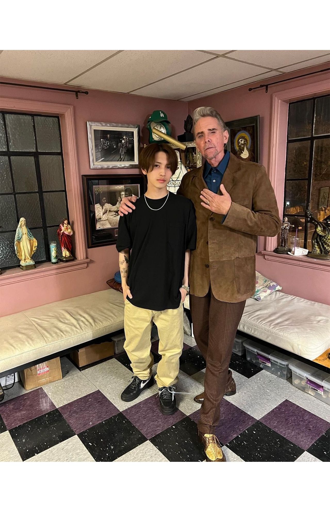 8月、彫り師のマーク・マホーニーとのツーショットをアップ（岩橋玄樹公式インスタグラムより）