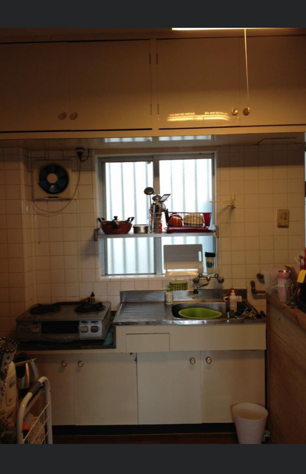 記者が住んでいたアパートの台所。ここにも真っ黒い影が立っていた。アパートは住人がいつかないことも特徴で、半年たたずに引っ越していった人もいた