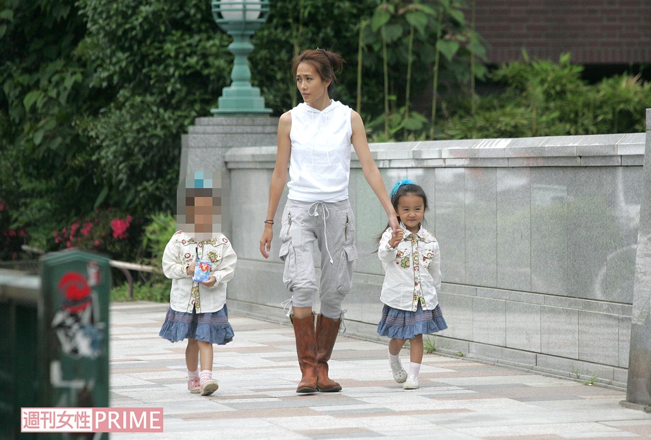 '06年、長女とKoki，の手を引いて学校への送り迎えをする静香