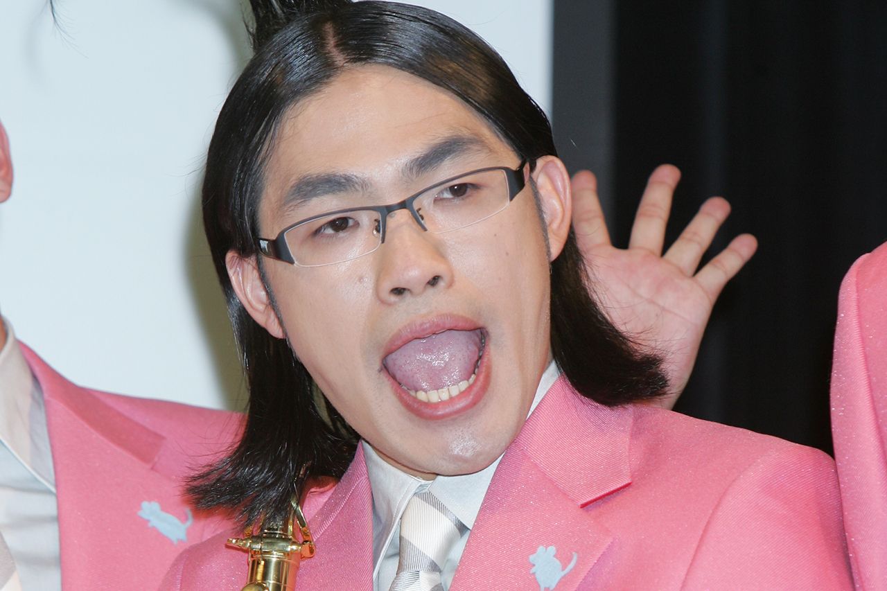 ロッチのボケ担当・中岡創一。ロケ芸人のイメージが強いが、『ハロー張りネズミ』（TBS系　毎週金曜　夜10時～）で地上波連ドラレギュラーデビュー。スナック『輝』のマスター役をのほほんと演じる。