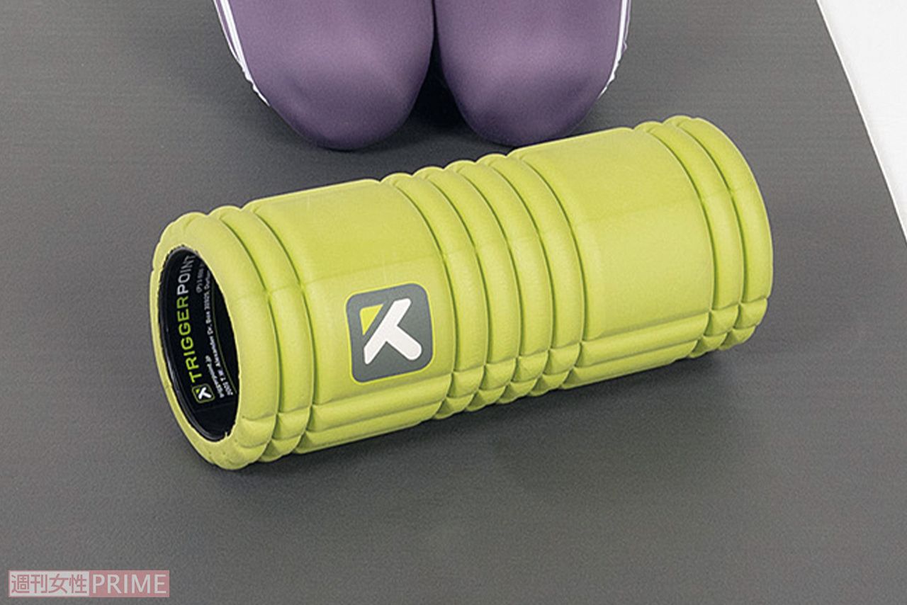 フォームローラーは硬すぎず、表面が適度にやわらかい素材のものがおすすめ。石井さん愛用のメーカーは「トリガーポイント」　撮影／只石布久美　※画像をクリックするとAmazonの商品ページにジャンプします。