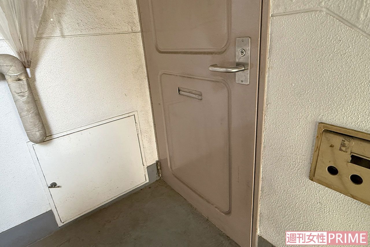 《神奈川・茅ケ崎》小椋亮容疑者が住む遺体を遺棄した現場宅。この扉の向こう側で犯行があった