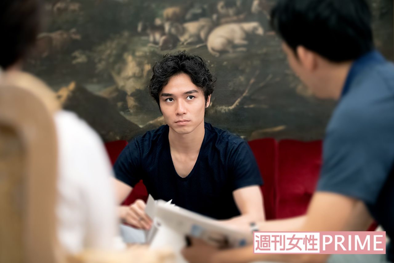 ときに真剣に、素敵な笑顔も見えた収録前の打ち合わせ　撮影／佐藤靖彦