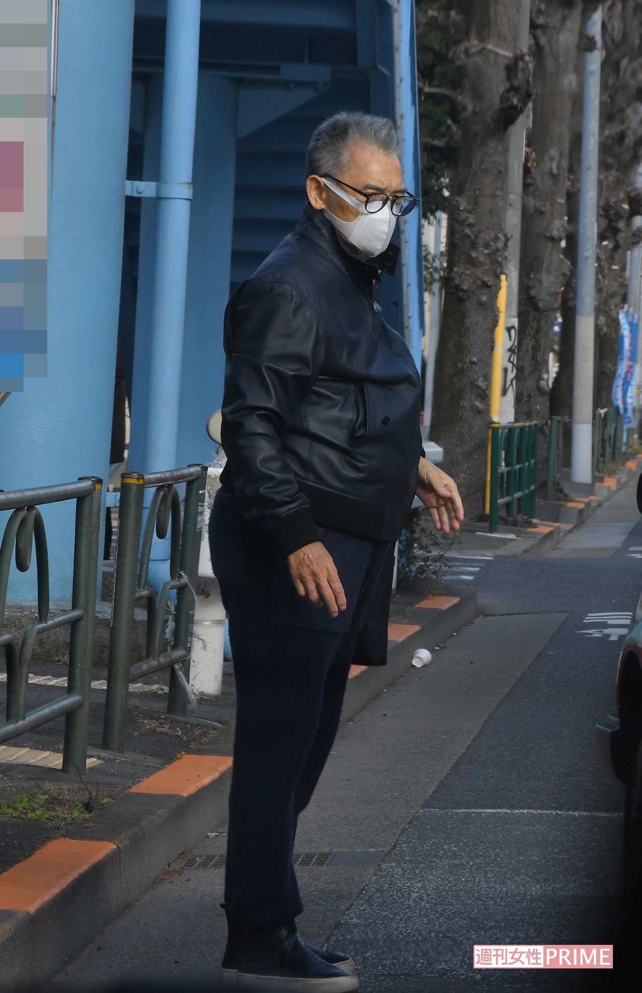 バス停でタクシーをつかまえる萩原健一（2019年1月撮影）